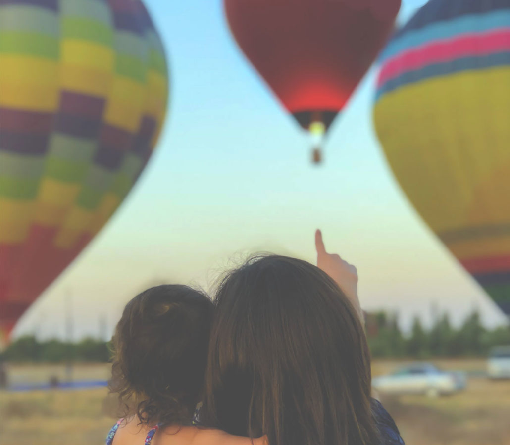 child pointing to a hotair balloon recalls a famous experiment regarding false memories